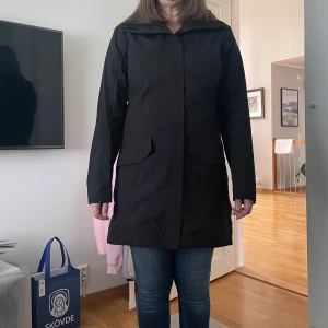 Vår/höst jacka - Längre vår eller höstjacka från North Bend i strl 38. Något längre i bak, 2 större fickor i fram. Mönstrad inuti