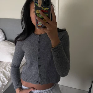 Stickad tröja - Min absolut favotit stickad tröja från zara som är en blandning av bomull och ull, den sticks ingenting! Passar dig som bär s och m men kanske sitter lite tightare på m! 🥰