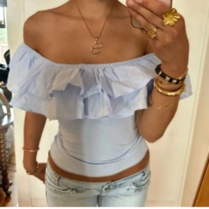 Ljusblå offshoulder topp med volang - Jättesöt somrig ljusblå topp! ❤️❤️❤️