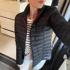 Perfekt vårjacka!! 🫶🏼 - Svart tunn dunjacka från JOTT. Perfekt att slänga på sig nu till våren eller en sval sommarkväll. Sparsamt använd så i fint skick! Storlek S men passar även XS för ganska liten i storlek. Nypris typ 2000kr 🌷💕