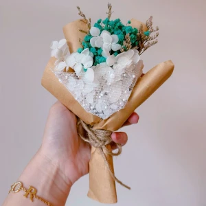 Brukett torkblommor  - Tack för all kärlek, styrka och värme du ger – varje dag. En liten blomma för att säga hur mycket du betyder för mig. Du är min trygghet, min glädje och min förebild. Jag hoppas din dag blir lika vacker som du är! Jag älskar dig – idag, imorgon och alltid. 