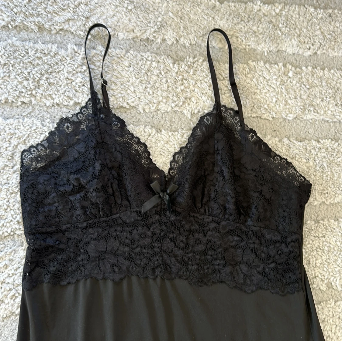 Svart spetsklänning/nattlinne med tunna axelband - 1