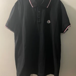 Moncler Piké - Skick: 8-9/10, Storlek S, kvitto finns!