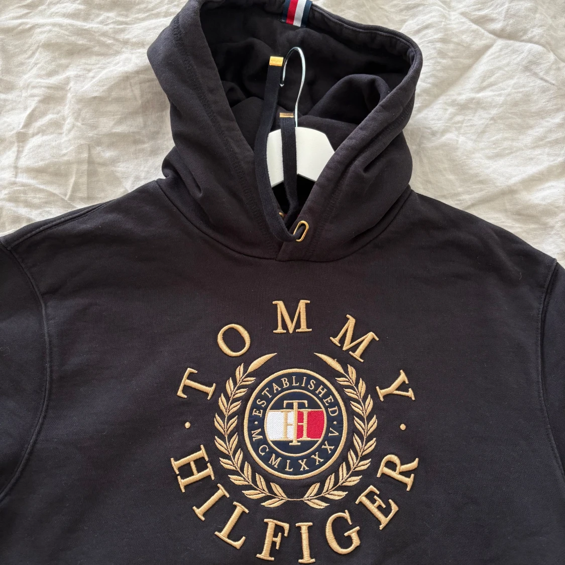 Svart hoodie från Tommy Hilfiger