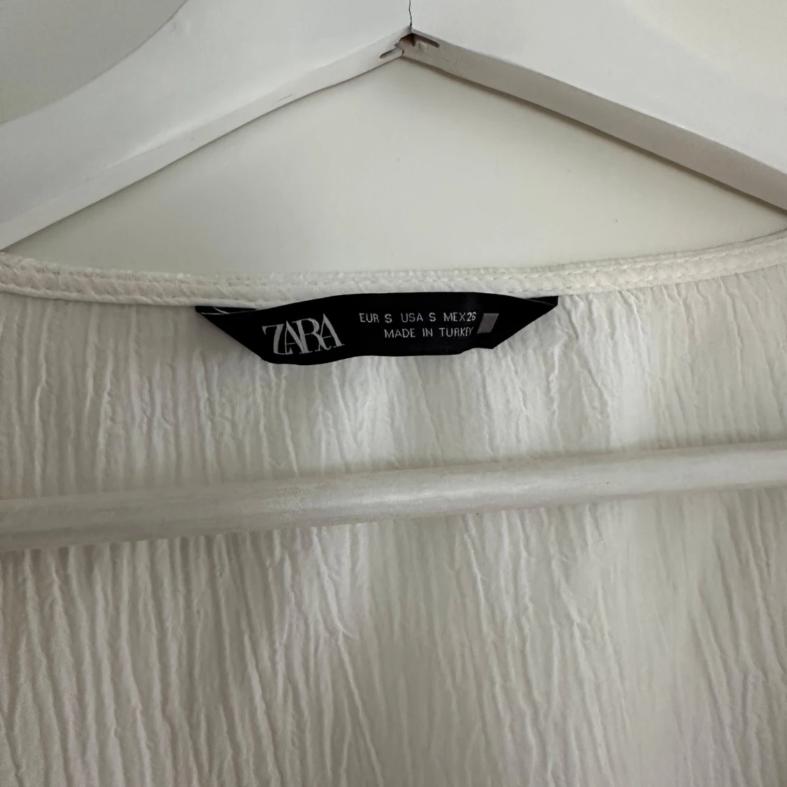 Vit blus med spetsdetaljer från Zara - 1