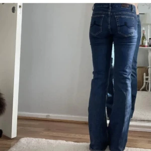  bootcut jeans - Lågmidjade bootcut jeans i mycket bra skick❤️dom är i storlek 34 men passar även 36