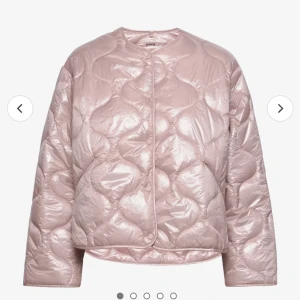 Ljusrosa jacka från Mango - Säljer denna fina mango jacka då den inte kommer till användning, går inte o köpa längre, skriv om ni har frågor❤️