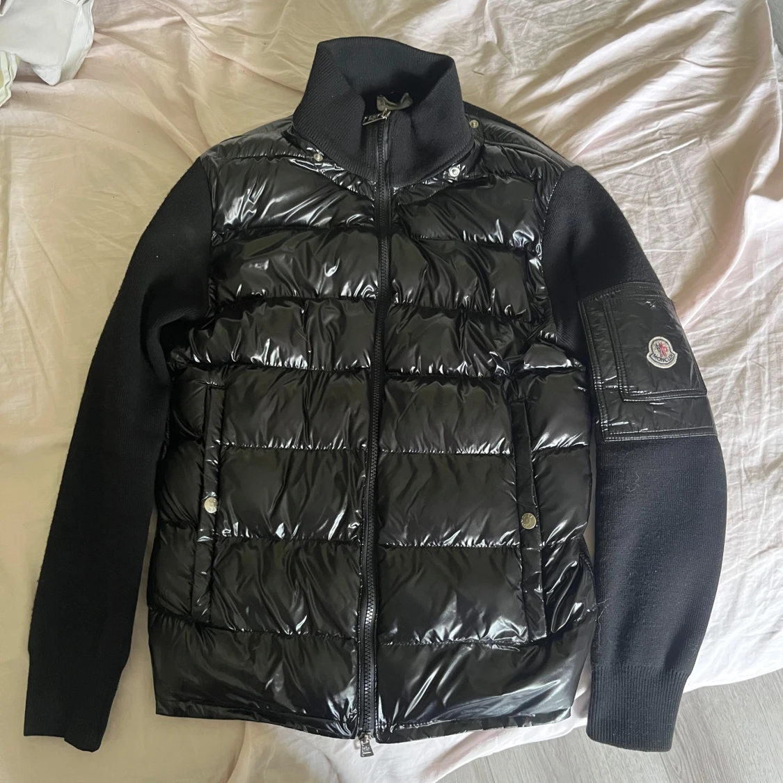 Svart dunväst med ärmar från Moncler