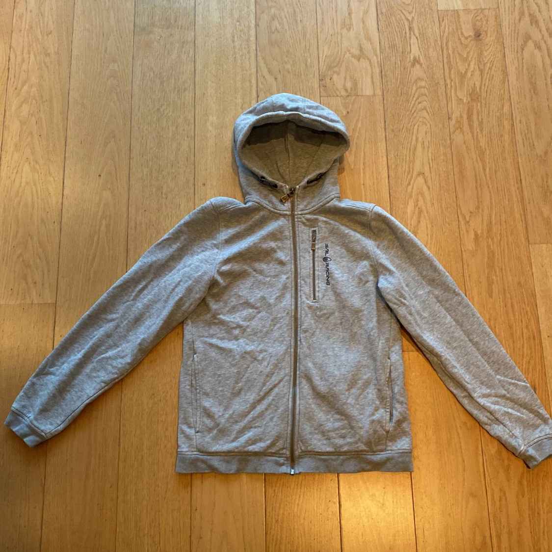 Grå hoodie från Sail Racing med dragkedja