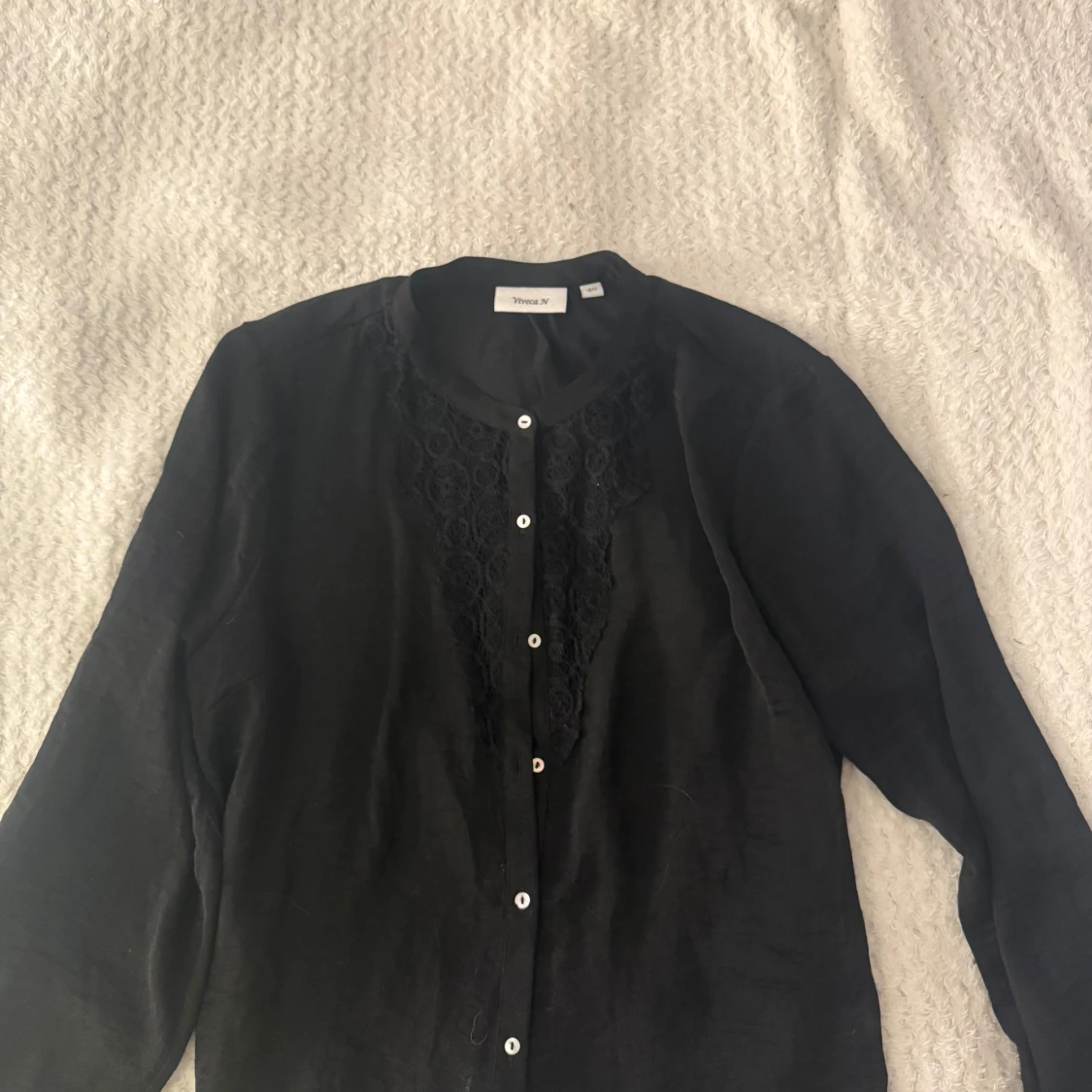 Svart skjorta med spets från Viveca N