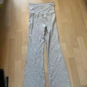 Ljusgrå vida mjukisbyxor - Superbekväma Stockholm stil yoga pants ljusgrå mjukisbyxor med hög midja och utsvängda ben. Perfekta för en avslappnad stil och sköna att ha på sig hela dagen. Mjukt material som känns riktigt nice mot huden. Tyvär har dess vuxit ur mig. Passar söker till en 10-12 åring 💓Storlek : 146/152 