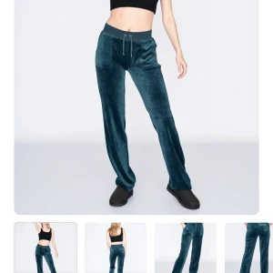 Mörkgröna mjukisbyxor med dragsko, pris enl överenskommelse.  - Mysiga mörkgröna mjukisbyxor med dragsko i midjan och raka ben. Byxorna har en avslappnad passform och är perfekta för chill dagar. Tillverkade i ett mjukt, sammetsliknande material som känns skönt mot huden.