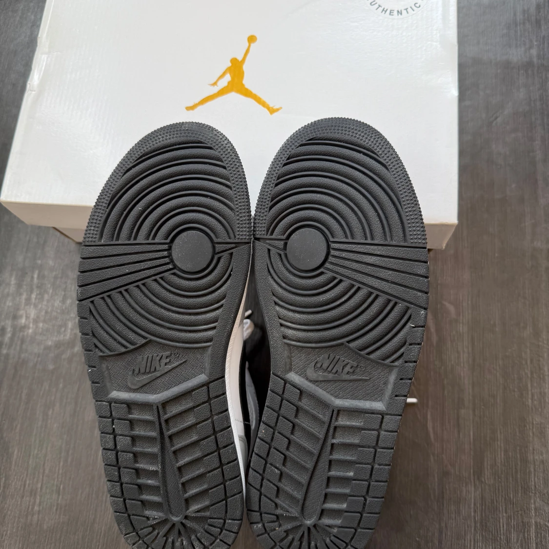 Nike Air Jordan 1 Mid i vitt och grått - 3