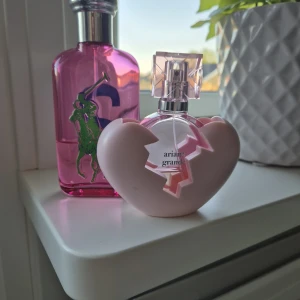 Ariana Grande och Ralph Lauren parfymflaskor - Två halvfulla parfymflaskor❣️ (ralph lauren är en 100ml flaska och ariana grande är en 30 ml flaska) fortfarande bra skick dom används bara inte❣️pris kan diskuteras