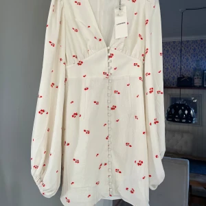 Adoore klänning vit - Jättefin adoore klänning! Helt ny med lappen kvar och förpackning från adoore. Säljer då den var för liten!🩷