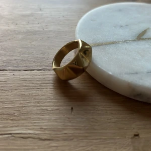 Peak rivet ring gold, Edblad ring  - Säljer en ring från Edblad , Ringen är bred med utstickande detaljer! Knappt andvänt, säljer pga att den blivit för stor för mig. Ringen är i storlek 18,50 från Edblad 