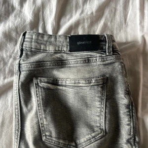 Grå jeansbyxor från Gina Tricot - Säljer ett par grå jeansbyxor från Gina Tricot i storlek 164. Byxorna har klassisk femficksdesign och raka ben. Perfekta för en avslappnad och stilren look.
