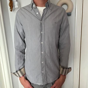 Burberry skjorta - Säljer min burberry skjorta! Har en defekt på insidan men inget som syns på utsidan, därav pris. Kom privat vid funderingar