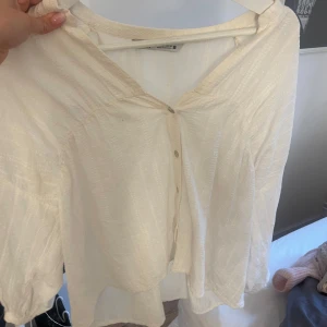 Vit blus från Zara - Vit populär blus från Zara, jättefin till middagar 