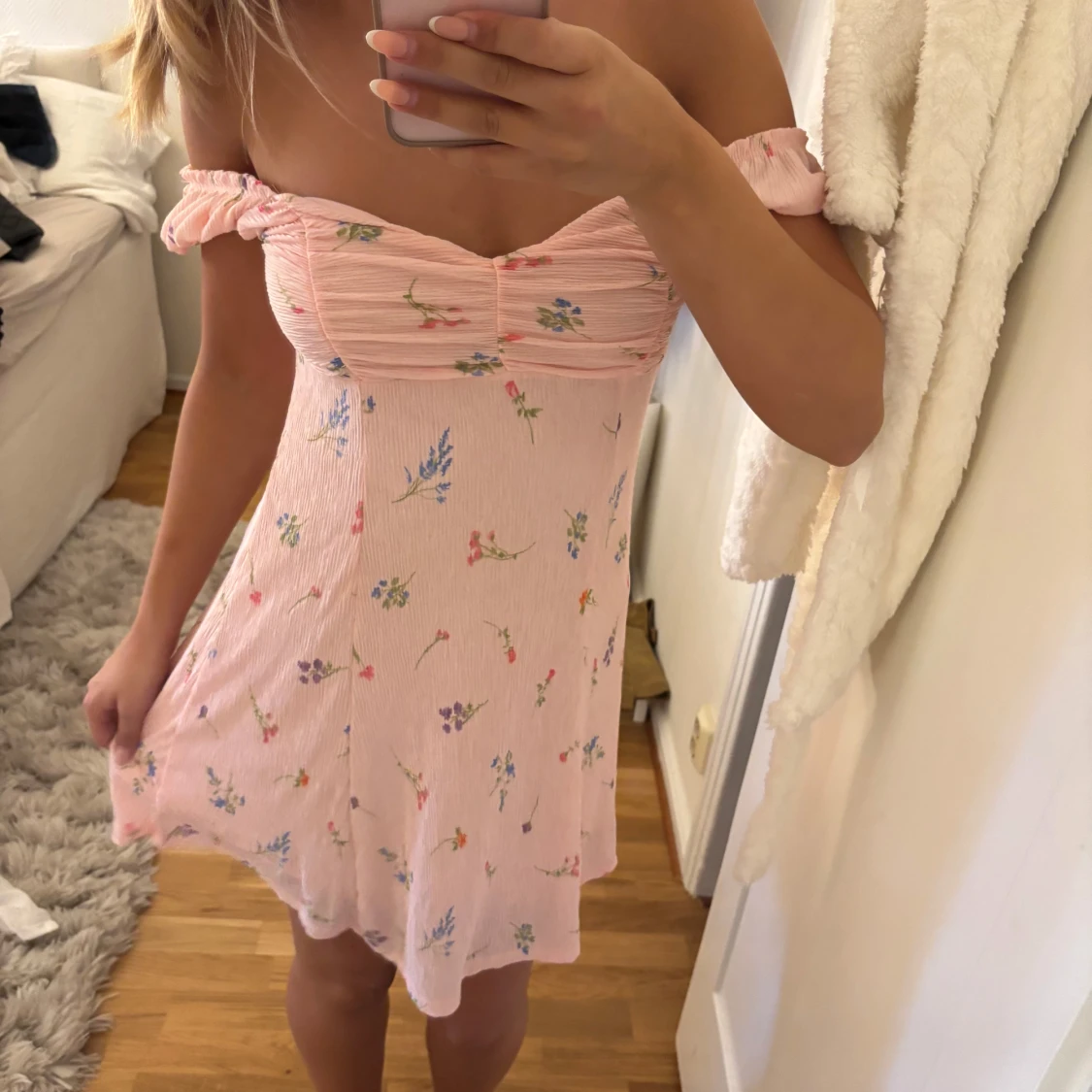 Söt blommig rosa kortklänning - 2