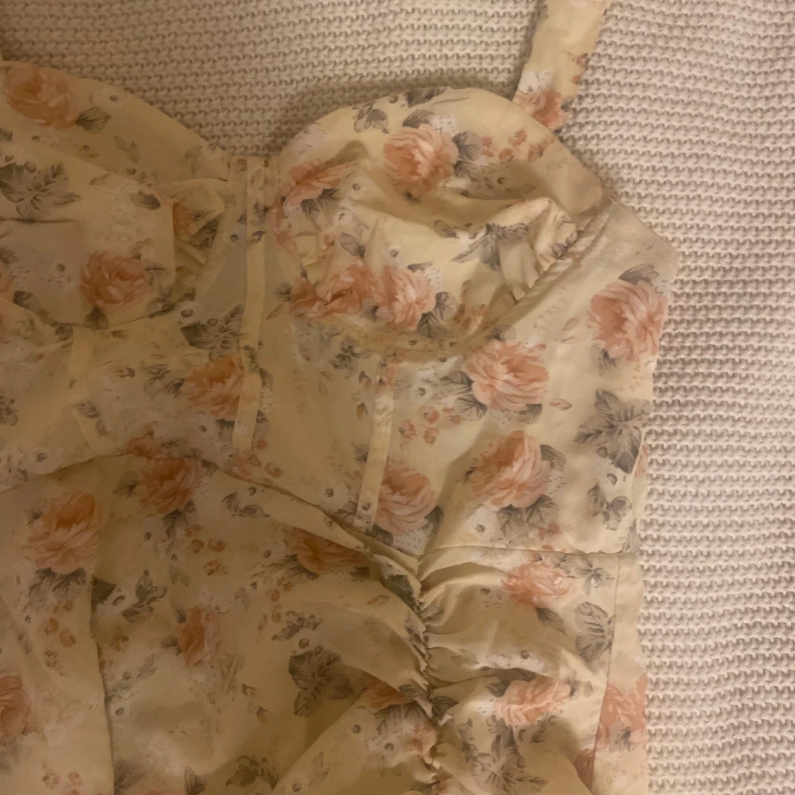 Blommig ljus kortklänning med rynk - 2