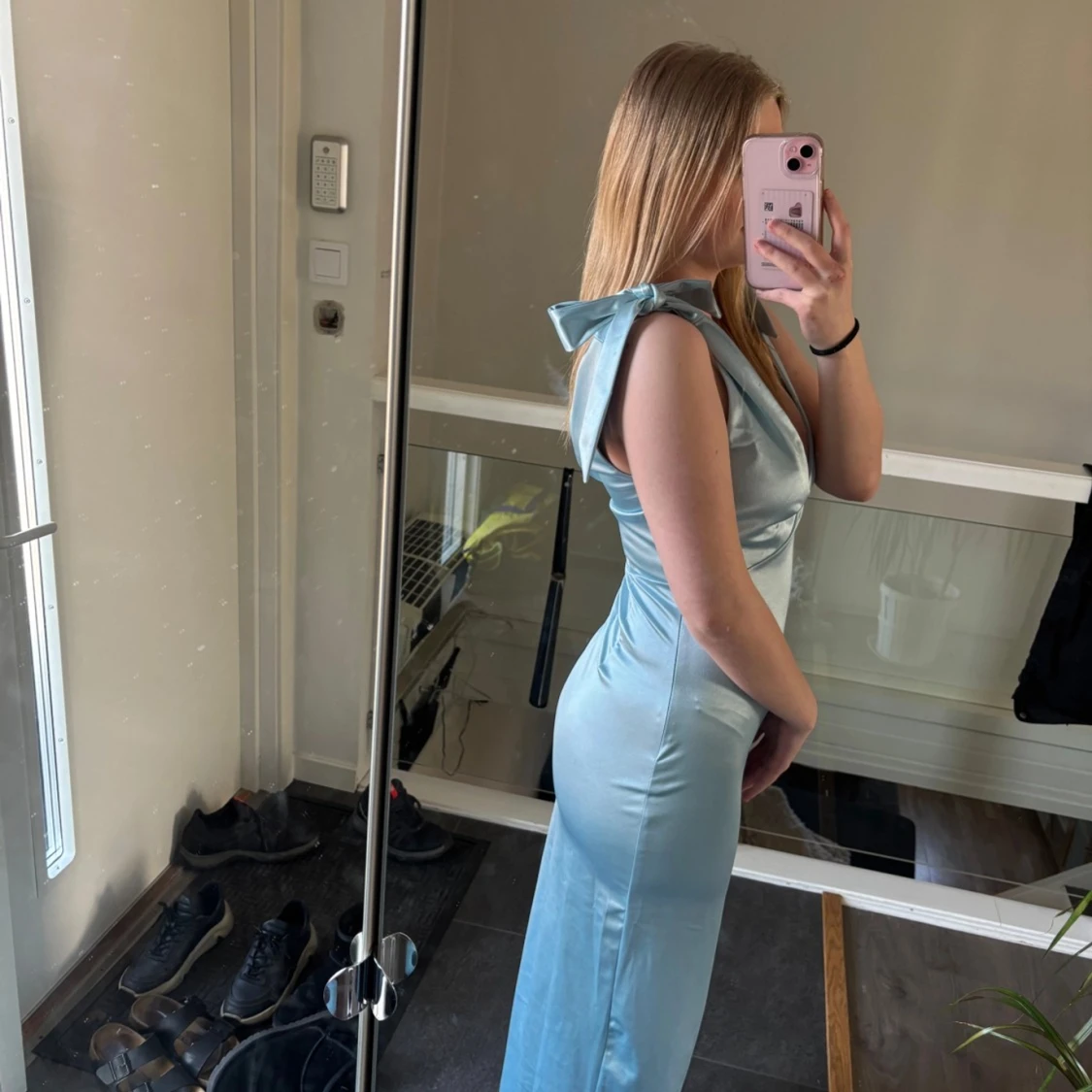 Balklänning Ljusblå långklänning med v-ringning - 90