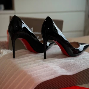 Christian Louboutin - Sexiga och eleganta- bossLady.  Kommer med låda. Oanvända.   Storlek:40  !!Obs!! Det är en tajt 40 storlek, kan eventuellt nästan passa 39!