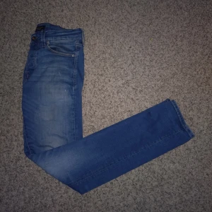 Jack and Jones jeans - Säljer ett par feta Jack and Jones jeans med slitningar. Jeansen sitter slim är har storlek W28 L32.Modellen heter slim Glenn. Nypris 800. Hör av er vid frågor.
