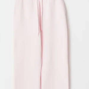 Mjukisbyxor Gina  - Sköna mjukisbyxor från Gina väldigt skönt material och bra längd vid ankel så det går över skorna men ej nuddar marken. Bild 1 är samma slags byxor som dom svarta kommer såklart skickas nytvättade och strykta 