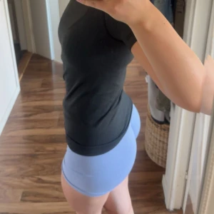 Ljusblå seamless shorts från NVGTN - Säljer ett par seamless shorts från NVGTN med hög midja och tight passform. Perfekta för träning eller gymmet, tillverkade i ett stretchigt syntetmaterial som sitter skönt och formar sig efter kroppen. Diskret logga framtill i midjan.