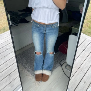 Jeans lowwaist utsvängda lågmidjade bootcut  - Jeans med hål, uppsprättade längst ned💋💋