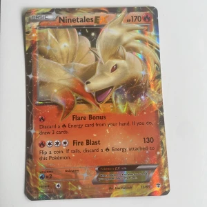 Ninetales EX - Coolt Pokémonkort med Ninetales EX! Häftig holografisk design och starka attacker som Flare Bonus och Fire Blast. Perfekt för samlare eller dig som vill boosta din lek med en legendarisk eld-Pokémon. Ett måste för alla Pokémonfans!