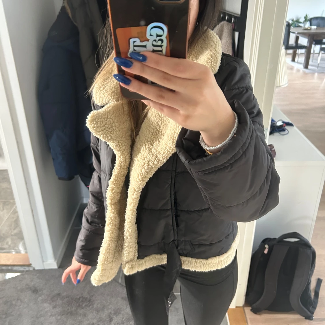 Svart teddyjacka med beige foder