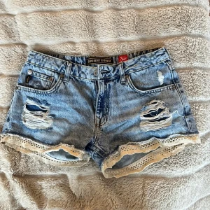 Shorts med broderi - Fiiinaste shortsen från Superdry med brodering längst ner, midjemått 38cm. 