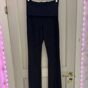 marinblåa yoga pants från lager 157! - Marinblåa yogapanys från lager 157! Stretchigt material som sitter skönt och formar sig efter kroppen. Perfekta till vardags eller när du vill ha en bekväm men snygg look. storlek xs men sitter perfekt på mig som var storlek s-m annars!