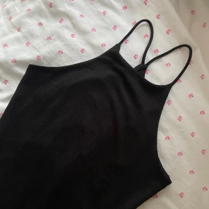 Svart ribbad klänning från Gina Tricot - Svart ribbad klänning från Gina Tricot i storlek XS. 