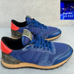 Valentino rockrunner skor - ett par riktigt snygga och sällsynta rockrunners || perfekta nu till vintern || strlk 39 ( kan passa 40 ) || skicket är 9,5/10 ( riktigt fint ) || inget medföljer || hör av er vid intresse! ( från 2299kr till 1840kr ) 