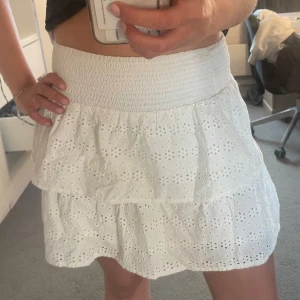 Vit volangkjol  - Superfin vit kjol med bred resår i midjan och två volanger. Är i stolek 146/152 men sitter lite större så funkar bra på 158/164. Pris går att diskutera💕