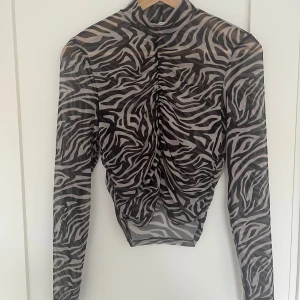 Zebramönstrad mesh topp  - Zebramönstrad mesh topp från New Yorker. 