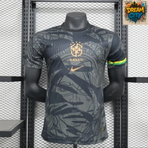 Nike Brasil svart fotbollströja - Snygg svart Brasil-fotbollströja från Nike med guldiga detaljer och CBF-logga på bröstet. Tröjan har korta ärmar med gröna och gula ränder på ena ärmen och ett unikt grafiskt mönster över hela tyget. Tillverkad i lätt och ventilerande material.              (Det är en beställningsvara)
