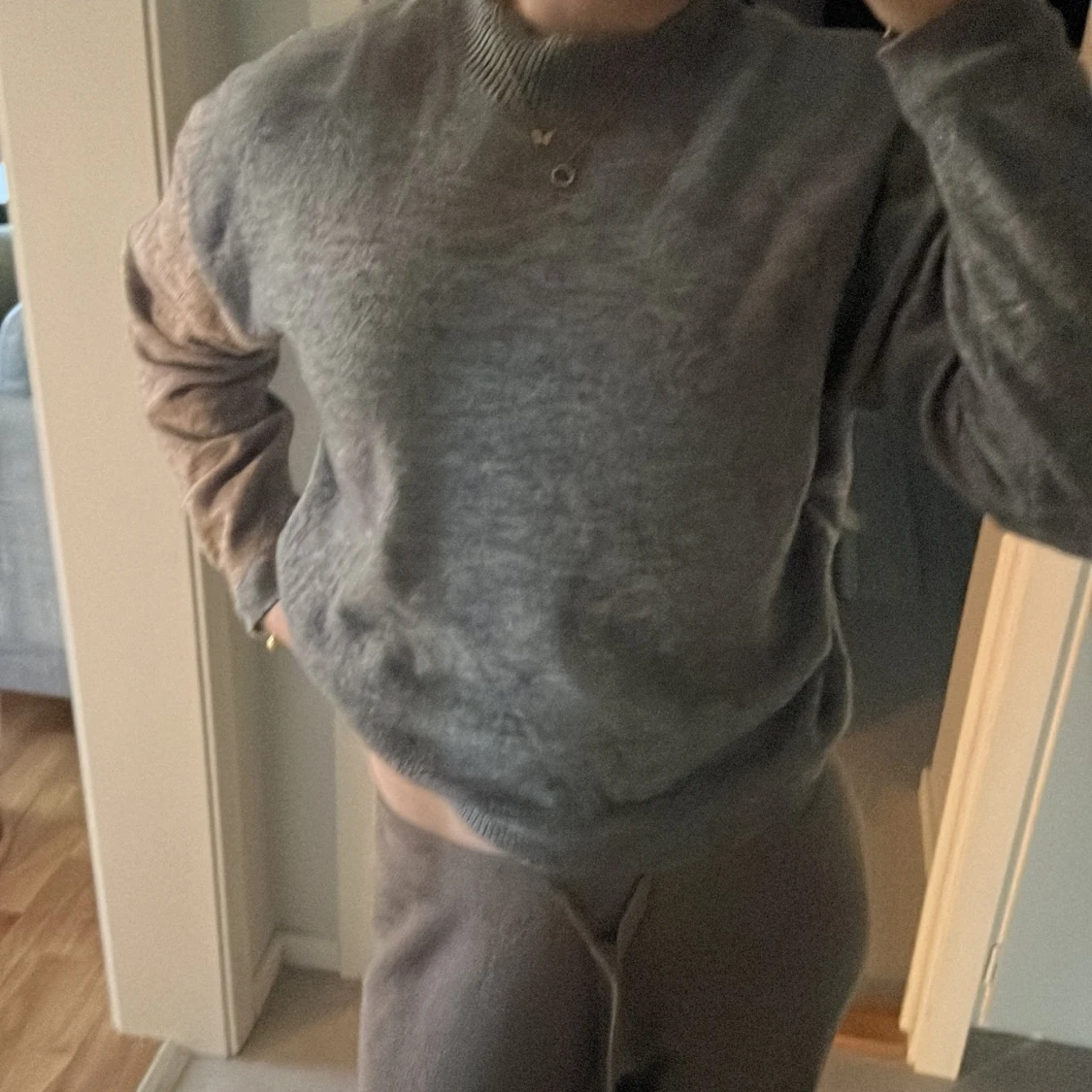 Grå stickad tröja med ribbad krage - 1