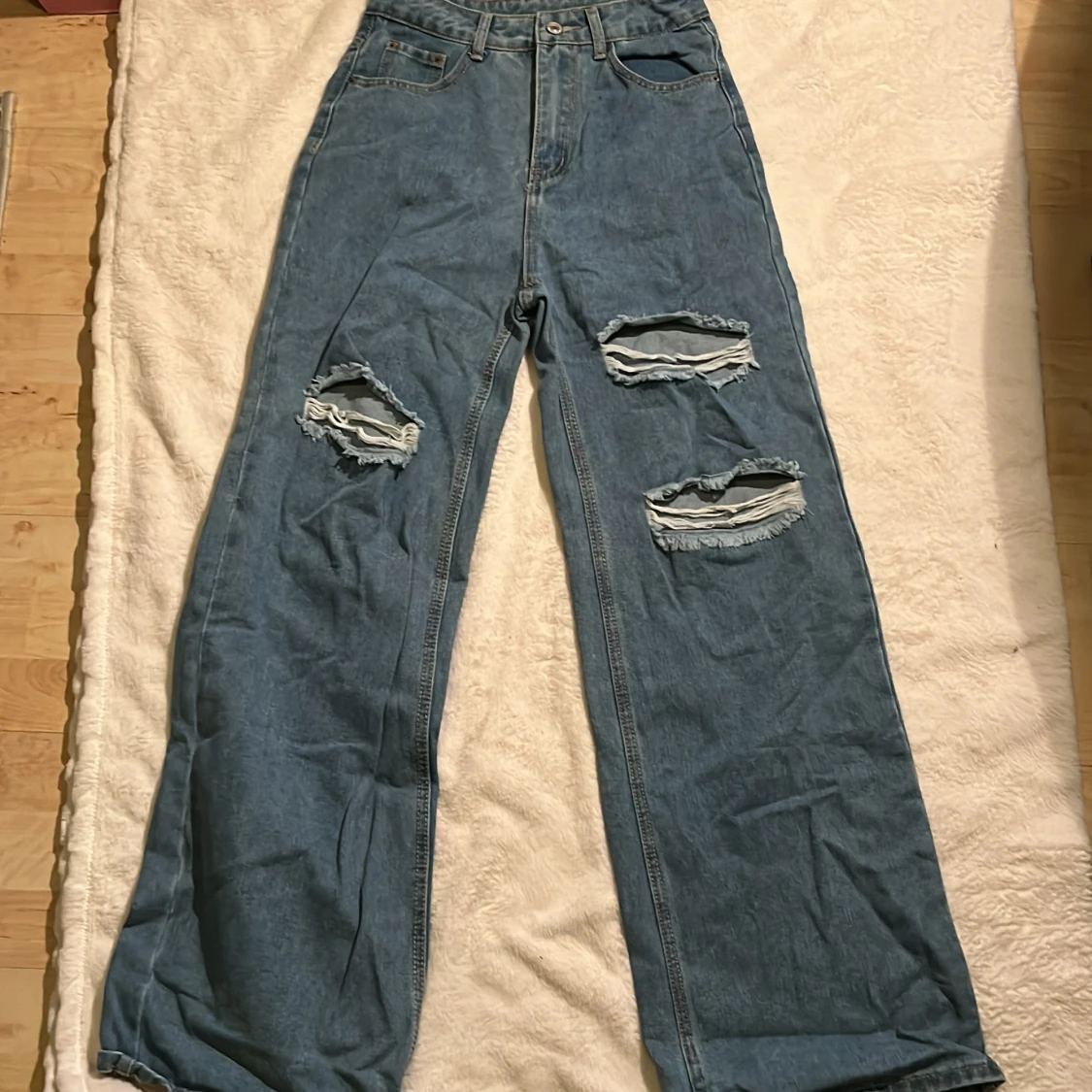 Blå wide ripped jeans med hög midja