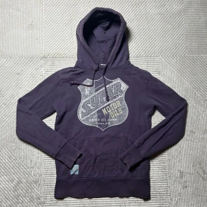 Superdry hoodie |S - Skön Superdry hoodie | fint skick utan några defekter | om du undrar över något tveka då inte på att höra av dig | 🍾