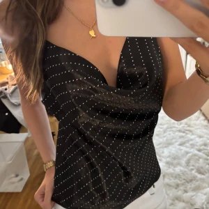 Svart glittrig linne-topp - Snygg fest topp från Zara, knappt använd❣️❣️Passar xs och s