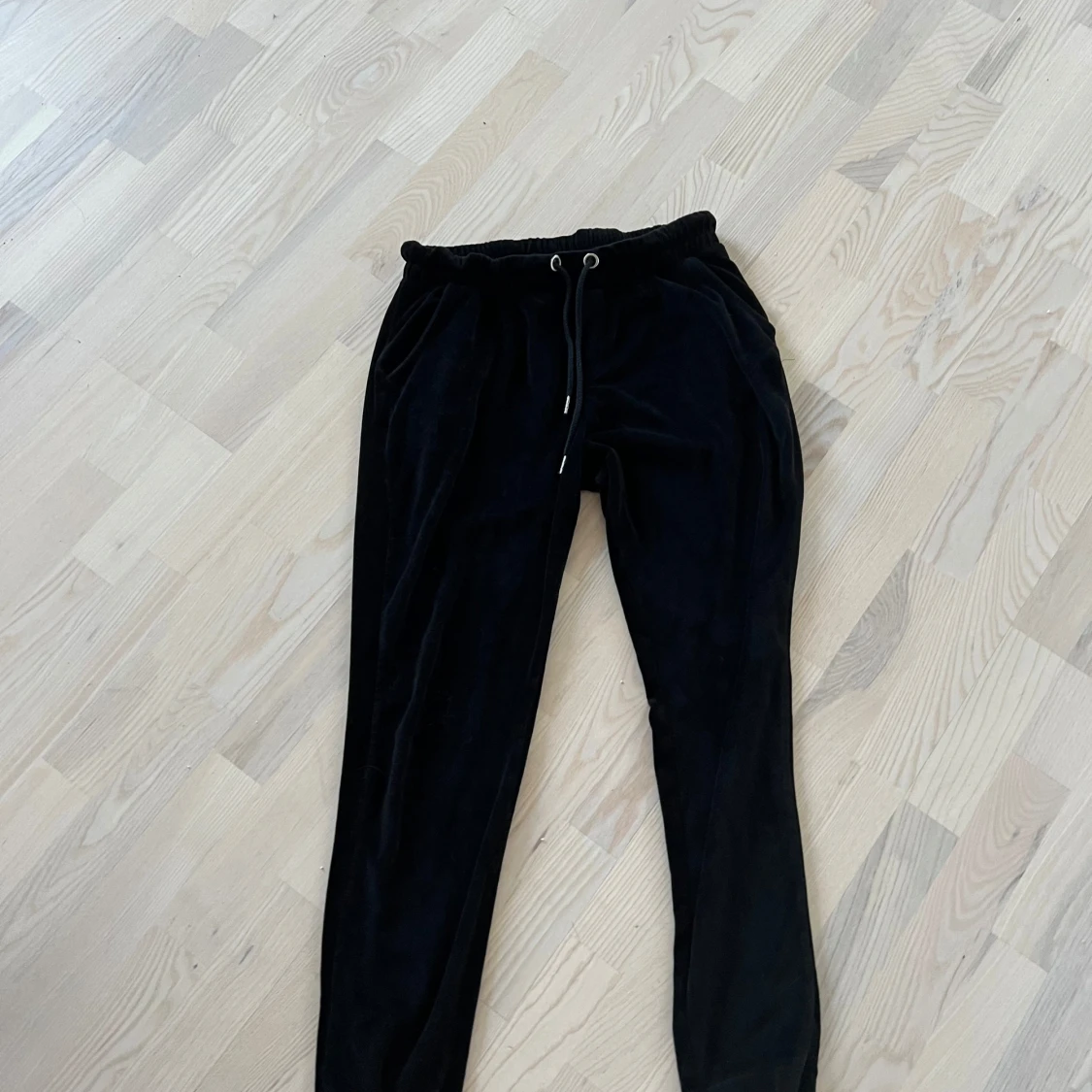 Svarta mjukisbyxor från Freequent