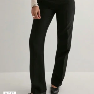 Raka lowaist kostymbyxor - Helt nya svarta kostymbyxor från Nelly i storlek S. Modellen är Low waist straight leg pants och är slutsålda på hemsidan. Prislapppen sitter kvar. 