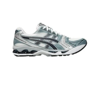 Vita och grå Asics sneakers - 🎽 Asics Gel-Kayano 14 – Ikonisk komfort & stil! 🏃‍♂️ 💸 Pris: 1500 kr 📦 Skick: Mycket bra 📍 Finns i [STOCKHOLM]  Säljer ett par Asics Gel-Kayano 14 – en av de mest eftertraktade löpar- och lifestyle-sneakers just nu. ✅ Ikonisk retrodesign ✅ Otrolig komfort med GEL-dämpning ✅ Perfekta för både löpning och vardagsbruk ✅ Äkta vara – inga kopior ✅ Väl omhändertagna, endast varsamt använda Modellen är känd för sin hållbarhet, stabilitet och klassiska look som funkar till allt. 