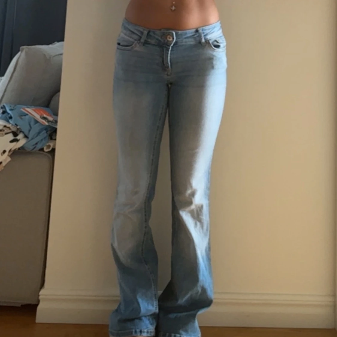 Ljusblå bootcut jeans