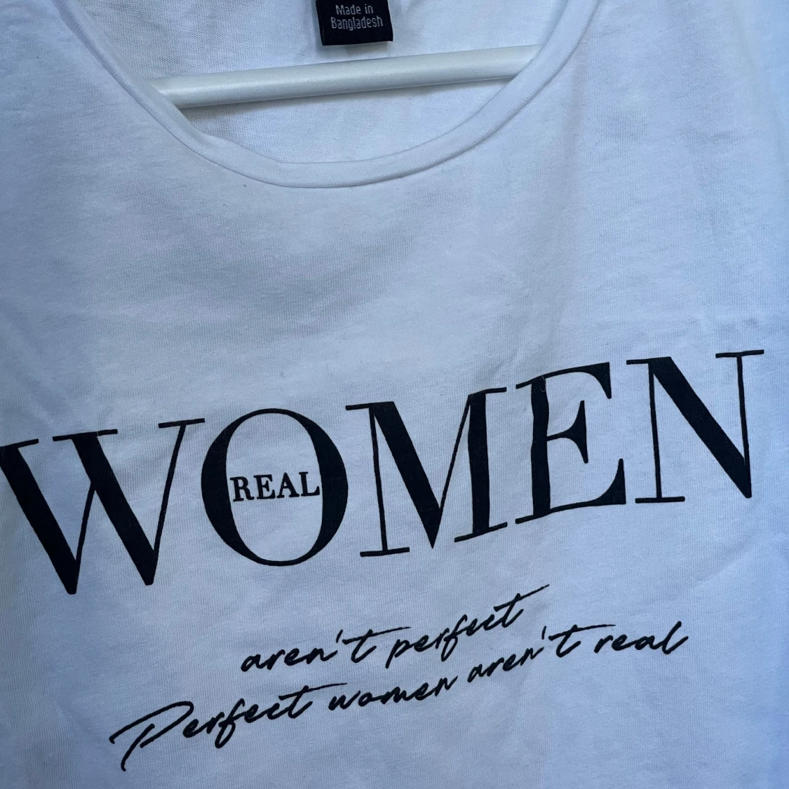 Vit t-shirt med texttryck  - 3