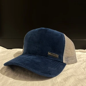 Blå keps från Maggiore  - Säljer min blåa keps från Maggiore. Snygg och stilren, aldrig använd. Justerbar storlek.  Normalpris 549kr Mitt pris 480kr Köparen står för frakten. Finns i Knivsta 